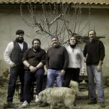 los 5 del grupo.. y la perrita.