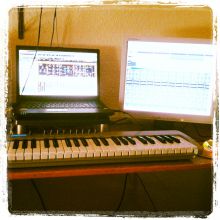 Estudio de cerca: portátil, monitor extra, teclado midi