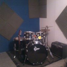 La bateria Gretsch en la sala de grabación.