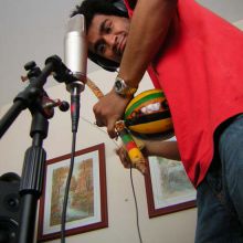 otra con el berimbao