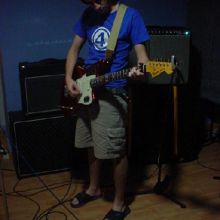 Grabando guitarras en chanclas