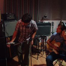 Pedro y Mikel grabando guitarras