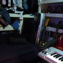 Guitarras y teclado arrumbado