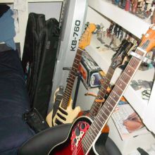 Guitarras y teclado creativo sin usar