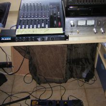 Mesa y pedalera.