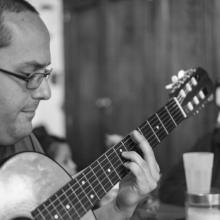 tocando guitarra