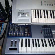 Yamaha MG10/2, sobre un costado del MOTIF ES8