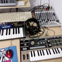 Home-studio: Korg Microkorg, Edirol UC-16, Korg Monotron Duo, Korg Monotron Delay, auriculares AKG 240-Studio, mesa mezclas Behringuer, kazoo