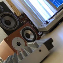 Monitores, mesa y teclado