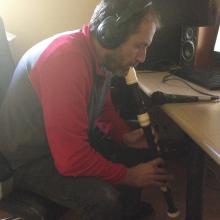 Grabando la flauta.