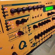 Waldorf Q rack amarillo.