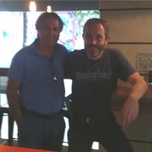 Con Fer Peña tomando un refrigerio.