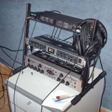 Motu 2408 MK3, Behringer Ultragain y Behringer Bass V-amp