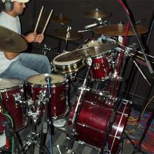 Un amigo grabando bateria acustica