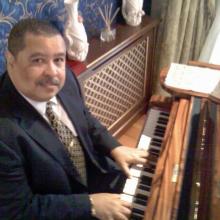 Tocando en un cumpleaños en 2011