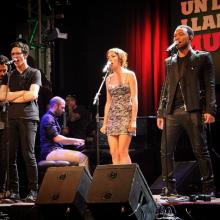 Tocando con John Legend, Dan Croll y Anni B Sweet