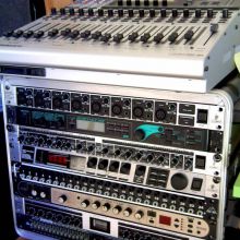 Mesa y rack de procesadores