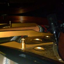 dos at4050 en un piano de cola