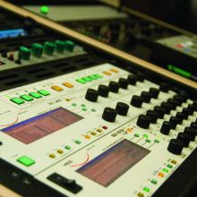 Mastering Mansion Madrid - Estudio 1 - Close-up de nuestros racks digitales