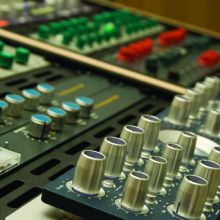 Mastering Mansion Madrid - Estudio 1 - Nuestros Compresores Analógicos