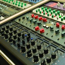 Mastering Mansion Madrid - Estudio 1 - Close-up de nuestros racks analógicos