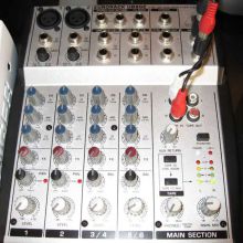 Mesa de mezclas Behringer UB802