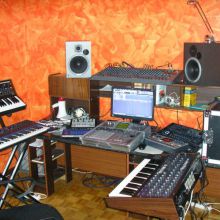 Faltan una Roland TR-808 y un Waldorf XT que aqui no estan.