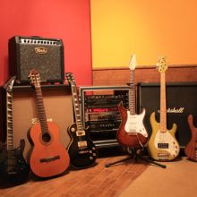 Equipo de guitarras y bajos