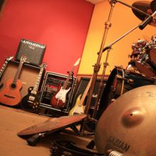 Vista lateral bateria y guitarras